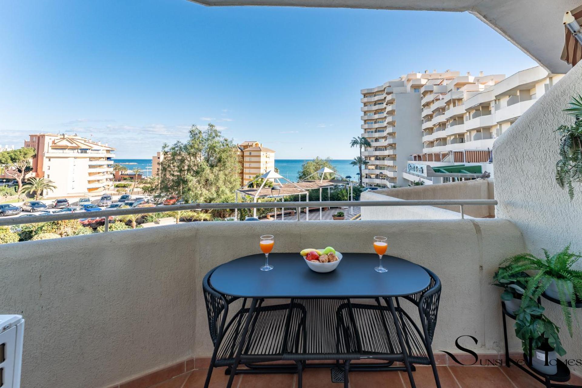Seaview Beachfront Studio With Aqua Park & Balcony Бенальмадена Экстерьер фото